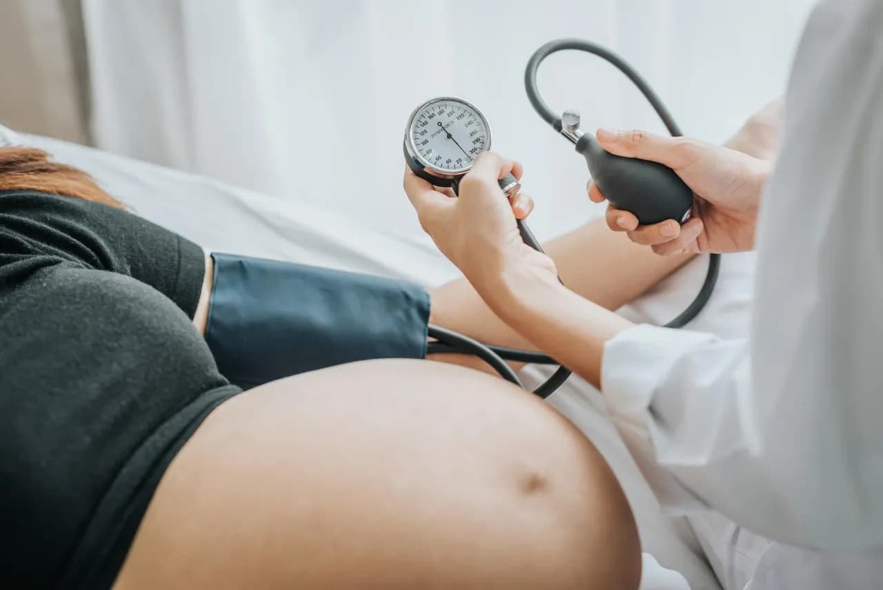 Jak zbić ciśnienie w ciąży - skuteczne sposoby na zdrowie matki i dziecka