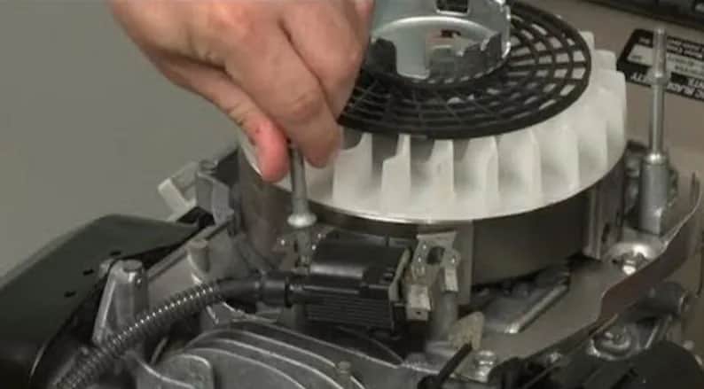 Objawy uszkodzonej cewki zapłonowej w kosiarce – nie przegap tych sygnałów